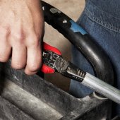 Ébavurer avec la pince universelle 7 en 1 et sa tête ébavureuse Milwaukee