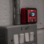 Niveau-d-angle-digital-avec-aimant-et-ecran-auto-rotatif-MILWAUKEE