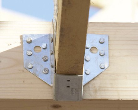 Assemblage de charpente avec sabots et équerres métalliques