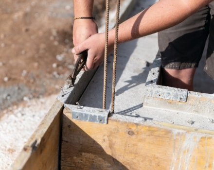 Serre-joint-et-chevillettes