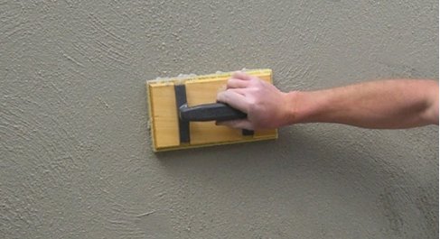 Couteaux et taloches de façadier pour enduit extérieur