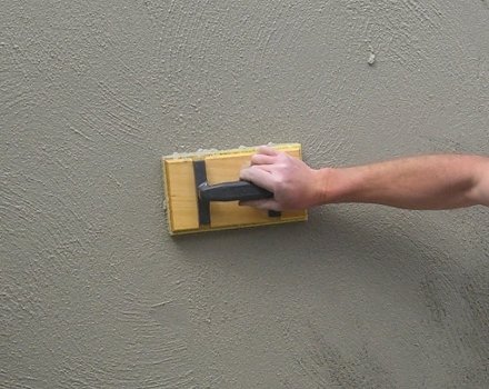Application et lissage d'un enduit de façade au couteau