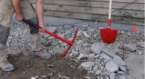 Outils de terrassement et manutention pour chantier maçon