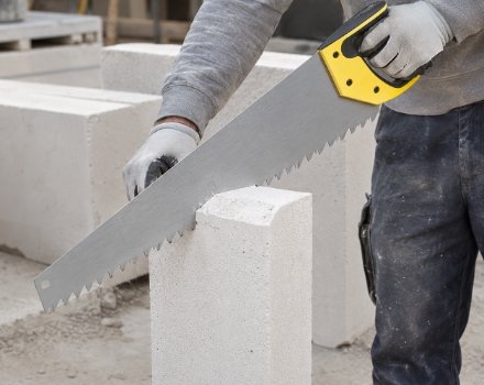 Colle, scies et chevilles pour béton cellulaire et blocs rectifiés