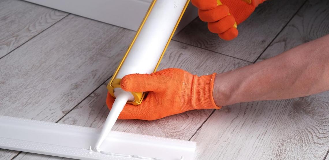 Fixer sans percer avec un mastic-colle