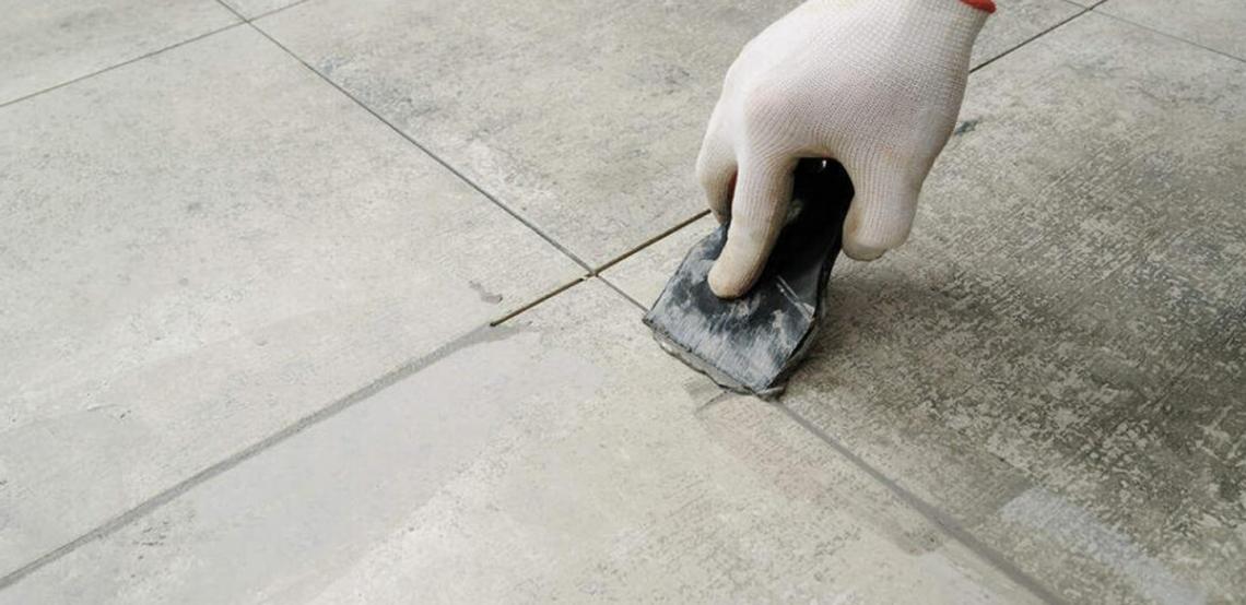 Joints de carrelage propres et r&eacute;guliers